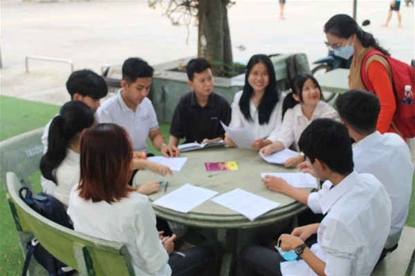 Students divided into groups to discuss specialized subjects