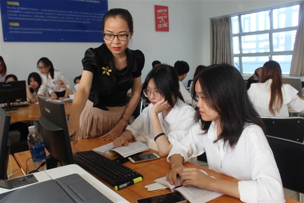 Lecturer guiding students in case analysis