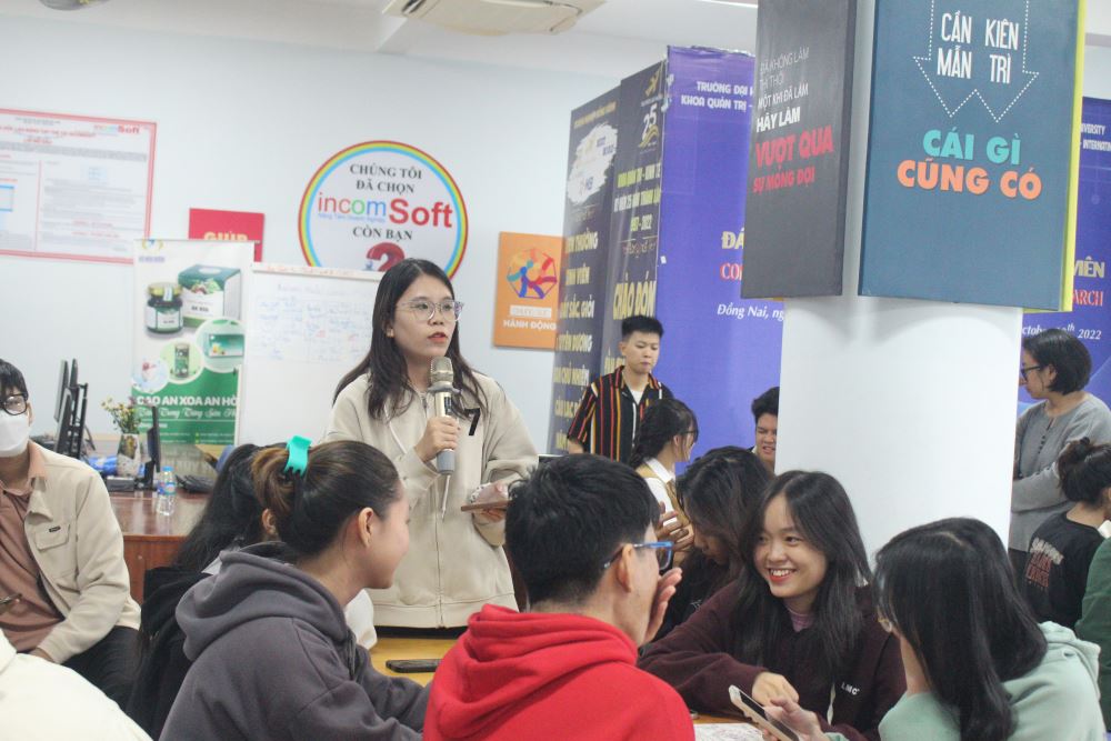 Students participated in discussions and expressed their viewpoints.