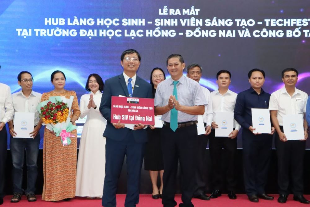 Mr. Huynh Minh Hau, Deputy Director of the Department of Science and Technology, presented a commemorative symbol to congratulate the launch of the Student Innovation and Startup Village in Dong Nai.