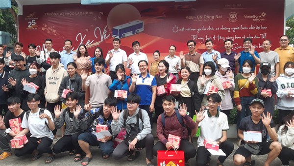 MB Ta Thi Thanh Huong – Vice Dean of FAIE attended the Gala together with students.