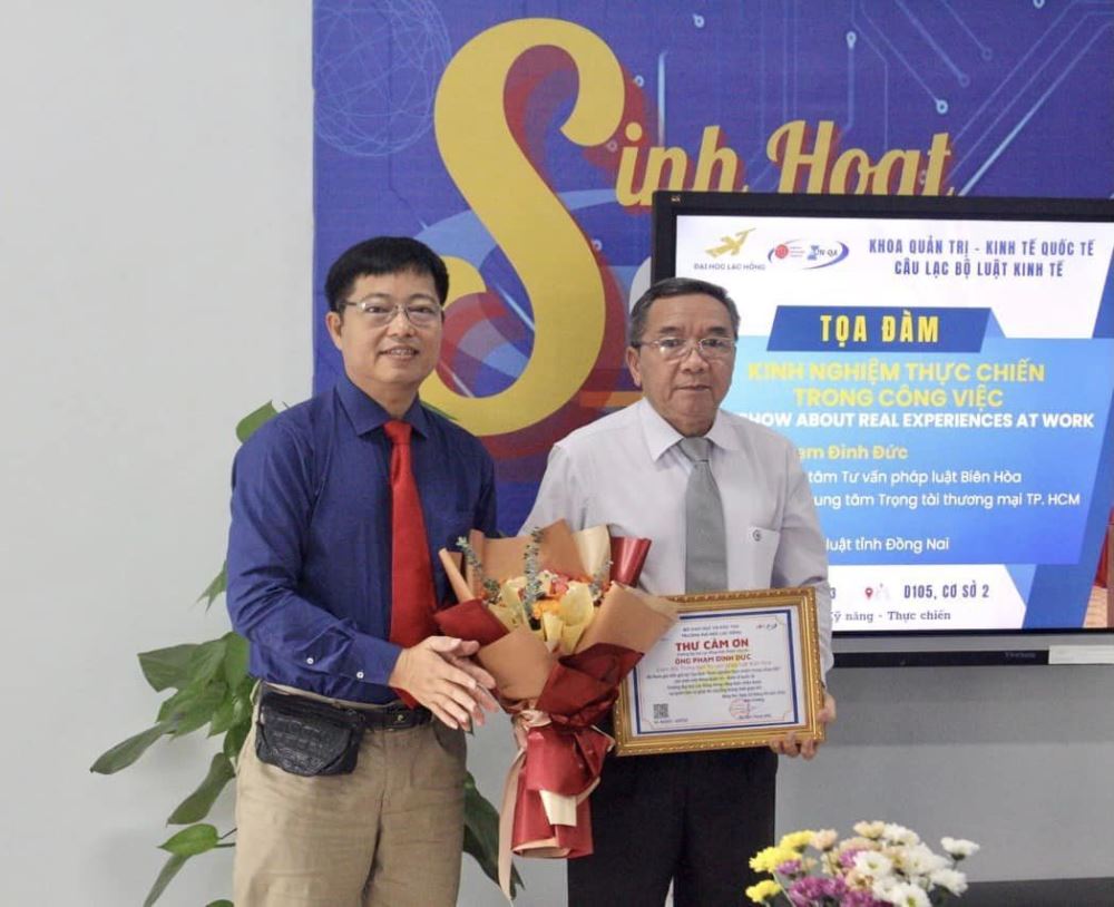 PhD Nguyen Van Tan – Dean of QT-KTQT presented flowers and a letter of appreciation to the speaker Pham Dinh Duc.