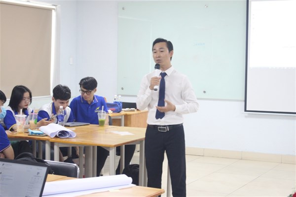 Mr. Le Van Nam attentively guiding students who are new to the field