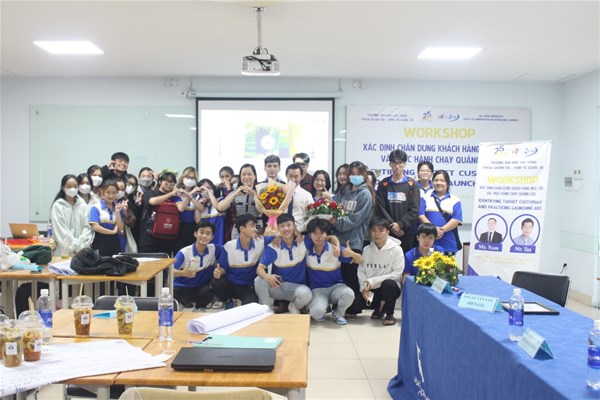 The “inspirational mentors” together with Marketing Club students at the workshop