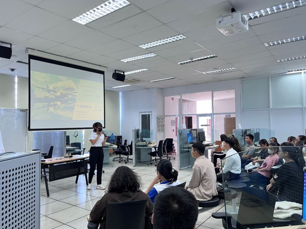 Ms. Le Ngoc Phuong Uyen – Forwarder Professional Instructor at Tan Cang – Cat Lai sharing practical knowledge.