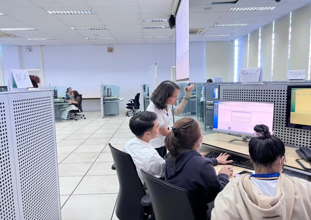 Students practicing directly on the Transport Chain Simulator software at Tan Cang – Cat Lai.