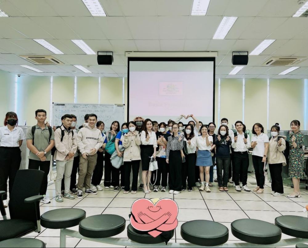Commemorative photo of students and lecturers at Tan Cang – Cat Lai.