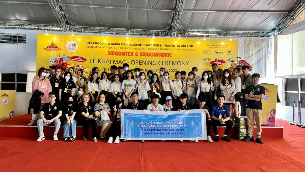 Students taking commemorative photos at the Exhibition.