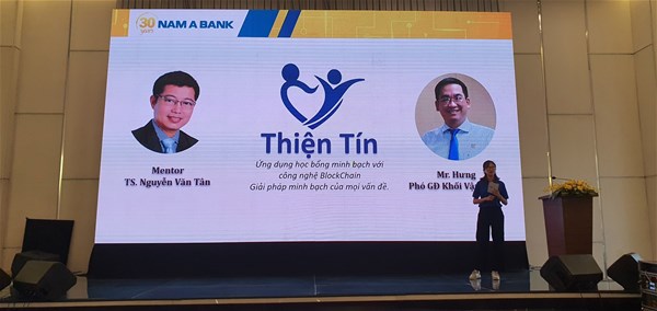 Representative of Team Thien Tin (LHU) presenting the “Transparent Scholarship Fund Application” idea