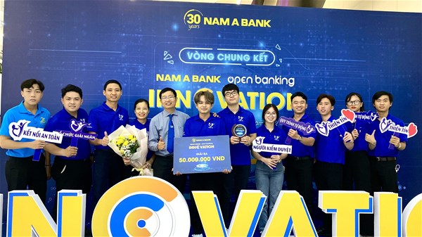Team Thien Tin (LHU) receiving Third Prize at the Nam A Bank Open Banking Innovation Competition