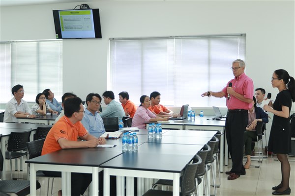 Tiến sĩ Scott Danielson tiến hành rà soát và kiểm tra tiến độ thực hiện chương trình của Khoa Cơ điện Điện tử
