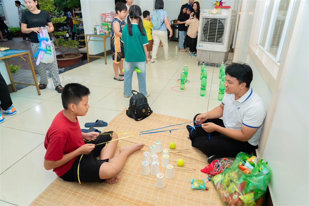 LHU gắn kết yêu thương, lan tỏa giá trị gia đình trong mùa Tết Trung thu  Hướng đến chào mừng kỷ niệm 29 năm thành lập Trường Đại học Lạc Hồng (24/9/1997 – 24/9/2026), chiều ngày 19/9, Trường Đại học Lạc Hồng đã tổ chức chương trình “Ngày hội Gia đình LHU” và “Tết Trung thu – Tết LHU” dành cho con Nhà giáo, Người lao động (NGNLĐ) năm 2026, mở đầu cho không khí kỷ niệm bằng những khoảnh khắc vui tươi, ấm áp. Chương trình có sự tham dự của đông đảo gia đình cán bộ, giảng viên, người lao động cơ hữu trong trường, tạo nên không gian giao lưu gần gũi và đầy tiếng cười.   Chương trình ảo thuật, tạo hình bong bóng dành cho các em nhỏ  Mở đầu hoạt động, chương trình “Ngày hội Gia đình LHU” mang đến nhiều sân chơi dành cho các gia đình và các em nhỏ. Các cuộc thi Karaoke gia đình LHU, Tài năng nhí LHU, cờ tướng, cờ vua trở thành dịp để các thành viên cùng tham gia, thể hiện năng khiếu và tạo nên những khoảnh khắc đáng nhớ. Không khí ngày hội thêm phần sôi nổi khi các gia đình cùng cổ vũ, chia sẻ niềm vui trong các hoạt động chung.  Hội thi cờ tướng, cờ vua cho con NGNLĐ  Những hoạt động quen thuộc của mùa trăng tháng Tám được tái hiện qua chương trình “Tết Trung thu - Tết LHU” đưa các em nhỏ bước vào không gian Trung thu đầy màu sắc với trò chơi dân gian có thưởng, nặn bong bóng, thưởng thức bắp rang bơ, kẹo bông gòn, xem múa lân, rước đèn, ảo thuật và cùng nhau phá cỗ.    Một số trò chơi vận động, trò chơi dân gian có thưởng tại chỗ   Thông qua chương trình, Nhà trường thể hiện sự quan tâm đến đời sống tinh thần của NGNLĐ và gia đình, đồng thời tạo thêm không gian để các thành viên cùng kết nối và lưu giữ những kỷ niệm đẹp. Đây cũng là một trong những hoạt động góp phần vun đắp tinh thần đoàn kết, sẻ chia trong tập thể LHU.   Đại gia đình LHU vui Trung thu cùng các em nhỏ  Đặc biệt, diễn ra trong thời điểm hướng đến dấu mốc 29 năm thành lập Trường Đại học Lạc Hồng, những khoảnh khắc sum vầy của các gia đình càng góp phần làm nên không khí đặc biệt của mùa kỷ niệm. Từ những sân chơi nhỏ dành cho các em đến những phút giây giao lưu của các gia đình, tinh thần gắn bó và đồng hành tiếp tục được lan tỏa, tạo nên một mùa Trung thu trọn vẹn trong mái nhà chung LHU.