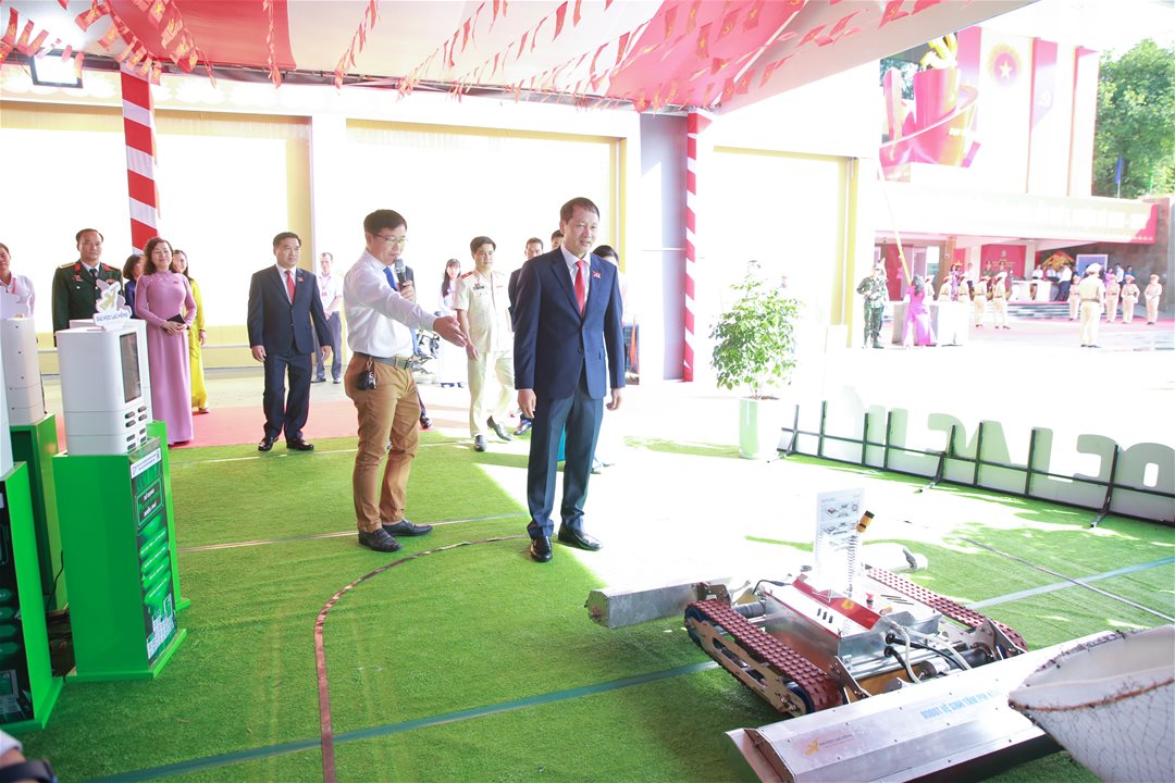 Lạc Hồng mang công nghệ đến Đại hội Đảng tỉnh Đồng Nai lần 1 (2025 - 2030) Trong khuôn khổ Đại hội đại biểu Đảng bộ tỉnh Đồng Nai lần I, nhiệm kỳ 2025 – 2030, Trường Đại học Lạc Hồng (LHU) vinh dự góp mặt với vai trò đơn vị tham gia triển lãm, giới thiệu các sản phẩm nghiên cứu khoa học, giải pháp công nghệ và mô hình sáng tạo tiêu biểu. Đây là dịp để LHU khẳng định vị thế trong nghiên cứu khoa học, đổi mới sáng tạo và chuyển giao công nghệ, đồng thời thể hiện trách nhiệm của nhà trường trong việc đồng hành cùng sự phát triển bền vững của tỉnh nhà. Tập thể giảng viên, cán bộ LHU tại gian hàng triển lãm công nghệ, đồng hành cùng Đại hội Đảng bộ tỉnh Đồng Nai lần I (2025 – 2030). Không gian triển lãm của LHU đã để lại ấn tượng mạnh mẽ với các sản phẩm nổi bật như Robot AI Service; các sản phẩm nghiên cứu trong lĩnh vực dược phẩm; công nghệ thực phẩm; cùng những mô hình sáng tạo ứng dụng trong thực tiễn. Robot AI Service của Đại học Lạc Hồng gây ấn tượng mạnh, thu hút sự chú ý của các đại biểu tại không gian triển lãm. Đặc biệt, trong sáng ngày 28/9/2025, Đ/c Vũ Hồng Văn – Bí thư Tỉnh uỷ, Trưởng Đoàn đại biểu Quốc hội tỉnh Đồng Nai cùng các đồng chí lãnh đạo tỉnh đã đến tham quan, tìm hiểu các sản phẩm công nghệ của LHU. Sự quan tâm, động viên và ghi nhận từ lãnh đạo tỉnh chính là nguồn khích lệ to lớn, tiếp thêm động lực để thầy và trò Lạc Hồng tiếp tục khẳng định vai trò tiên phong trong nghiên cứu khoa học, đổi mới sáng tạo và chuyển giao công nghệ. Đ/c Vũ Hồng Văn – Bí thư Tỉnh ủy, Trưởng Đoàn ĐBQH tỉnh Đồng Nai, bày tỏ sự quan tâm đến sản phẩm công nghệ do giảng viên và sinh viên LHU nghiên cứu, phát triển. Sự hiện diện của LHU tại Đại hội lần này không chỉ dừng lại ở việc hoạt động trưng bày sản phẩm, mà còn là lời khẳng định về cam kết phát triển bền vững theo phương châm “Chất lượng – Uy tín – Tiên phong”. Những công trình, giải pháp được giới thiệu chính là minh chứng cho khát vọng của LHU trong việc đồng hành cùng tỉnh Đồng Nai ở giai đoạn phát triển mới. Tại Đồng Nai, LHU chính là địa chỉ đào tạo gắn liền thực tiễn khoa học – công nghệ. Hằng năm, Trường đào tạo đội ngũ kỹ sư, cử nhân, thạc sĩ, tiến sĩ… chất lượng, giữ vai trò then chốt cho sự bứt phá và hội nhập. Với niềm tự hào về thành tích quốc tế (3 lần vô địch ABU Robocon, 5 lần vô địch Shell Eco Marathon Asia, 10 lần vô địch Robocon Việt Nam), Đại học Lạc Hồng tiếp tục khẳng định vị thế tiên phong, sẵn sàng hội nhập toàn cầu và đóng góp tích cực cho cộng đồng. Một số hình ảnh tại gian hàng triển lãm của Đại học Lạc Hồng: