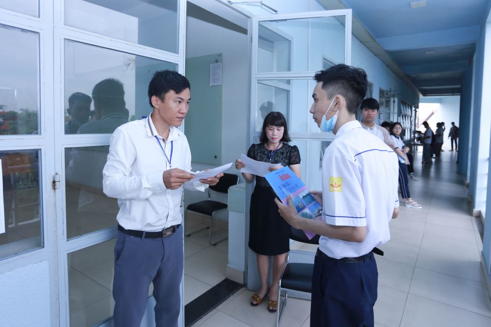 Cấu trúc và độ khó đề thi được giữ ổn định như các năm trước. Đề thi có 120 câu hỏi trắc nghiệm, chia làm 3 phần: sử dụng ngôn ngữ; toán học, tư duy logic và phân tích số liệu; giải quyết vấn đề. Thí sinh có thời gian làm bài là 150 phút, thang điểm bài thi là 1.200.
