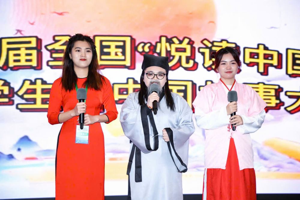 Sinh viên LHU tỏa sáng tại "Cuộc thi kể chuyện Trung Quốc dành cho sinh viên Quốc tế 2024" (Thượng Hải) Ba sinh viên ngành Ngôn ngữ Trung Quốc, Trường Đại học Lạc Hồng (LHU) đang theo học chương trình 3+2 tại Đại học Lỗ Đông đã xuất sắc giành giải Ba chung cuộc trong "Cuộc thi kể chuyện Trung Quốc dành cho sinh viên quốc tế 'Vui đọc Trung Quốc' lần thứ hai". Cuộc thi được tổ chức long trọng vào ngày 23/11/2024 tại Trung tâm Giáo dục Giáo viên Quốc tế, Đại học Sư phạm Thượng Hải. Ba sinh viên gồm Hồ Thị Bích Trúc, Nguyễn Thị Quỳnh Như và Hồ Thanh Hà đã vượt qua 44 thí sinh tài năng đến từ 17 trường đại học danh tiếng trên khắp Trung Quốc tại vòng chung kết để ghi tên mình vào bảng vàng danh dự. Với sự tự tin, bản lĩnh cùng khả năng tiếng Trung lưu loát, kết hợp với phần trình diễn nghệ thuật đặc sắc, ba cô gái đã chinh phục Ban giám khảo và để lại ấn tượng sâu sắc. "Cuộc thi kể chuyện Trung Quốc dành cho sinh viên quốc tế" là một sân chơi trí tuệ và văn hóa do Quỹ Thúc đẩy Ngôn ngữ và Chữ viết Quốc gia, Liên minh Phát triển Ngôn ngữ và Chữ viết các trường Đại học Thượng Hải và Đại học Sư phạm Thượng Hải phối hợp tổ chức thường niên. Đây là cuộc thi quy mô toàn quốc, hướng đến mục tiêu "kể những câu chuyện hay về Trung Quốc, lan tỏa tiếng nói Trung Quốc" ra thế giới, đồng thời nâng cao năng lực sử dụng tiếng Trung và khả năng diễn đạt cho sinh viên quốc tế. Năm nay, cuộc thi thu hút sự tham gia của hơn 200 sinh viên đến từ 43 quốc gia, đại diện cho 45 trường đại học trên khắp Trung Quốc. Vòng chung kết diễn ra với hai phần thi: cá nhân và đồng đội. Các thí sinh được đánh giá toàn diện dựa trên các tiêu chí: chủ đề, hiệu ứng biểu diễn và nghệ thuật thẩm mỹ. Ban giám khảo đã lựa chọn ra 6 đội và 15 cá nhân xuất sắc nhất bước vào vòng chung kết để lựa chọn ra các đội, cá nhân xuất sắc nhất. Thành tích đáng tự hào này một lần nữa khẳng định chất lượng đào tạo của ngành Ngôn ngữ Trung Quốc, Trường Đại học Lạc Hồng - cơ sở giáo dục tiếng Trung cấp độ Đại học đầu tiên tại tỉnh Đồng Nai. Trong suốt 22 năm xây dựng và phát triển, ngành Ngôn ngữ Trung Quốc của Trường đã đạt được nhiều thành tích tiêu biểu. Sinh viên của ngành liên tiếp gặt hái thành công tại các cuộc thi chuyên ngành trong nước và quốc tế, tiêu biểu như: 3 giải Ba cuộc thi "Nhịp Cầu Hán ngữ Sinh viên Thế giới" các năm 2019, 2020, 2024; giải Ba cuộc thi "Hùng biện tiếng Trung toàn quốc" năm 2024; giải Nhất cuộc thi "Wo ke yi" toàn quốc năm 2013... Trong những năm gần đây, sinh viên ngành Ngôn ngữ Trung Quốc, LHU có nhiều cơ hội tham gia các chương trình trao đổi sinh viên, thực tập hè tại Trung Quốc với nhiều suất học bổng giá trị. Hàng trăm lượt sinh viên đã có cơ hội trải nghiệm nền văn hóa và ngôn ngữ bản địa thông qua các chương trình du học tại các địa phương như Quế Lâm, Phúc Kiến, Sơn Đông, Vũ Hán, Đài Loan. Đặc biệt, năm 2024, 10 sinh viên của ngành đã nhận được học bổng toàn phần cho chương trình 3+2 tại Đại học Lỗ Đông, tỉnh Sơn Đông, Trung Quốc. Chúc mừng thành công của ba cô gái tài năng Hồ Thị Bích Trúc, Nguyễn Thị Quỳnh Như và Hồ Thanh Hà! Chúc các em tiếp tục gặt hái thêm nhiều thành tích ấn tượng trên con đường học tập và chinh phục tiếng Trung! Hình ảnh sinh viên LHU tại cuộc thi Hình 1: Ba sinh viên Hồ Thanh Hà, Nguyễn Thị Quỳnh Như và Hồ Thị Bích Trúc (từ trái sang) nhận giải tại cuộc thi (Nguồn: Đại học Lỗ Đông) Hình 2: Ba sinh viên tại cuộc thi (Nguồn: Thí sinh tham gia thi) Hình 3: Các sinh viên chụp cùng cô giáo viên dẫn đoàn (Nguồn: Thí sinh tham gia thi) Hình 4: Các thí sinh chụp hình tại hội trường trước giờ thi đấu (Nguồn: Thí sinh tham gia thi) Hình 5: Sinh viên Nguyễn Thị Quỳnh Như chụp cùng GS. CAO XIULING – Viện trưởng Viện Hán ngữ đối Ngoại Đại học Sư phạm Thượng Hải và cô giáo dẫn đoàn (Nguồn: Thí sinh tham gia thi)