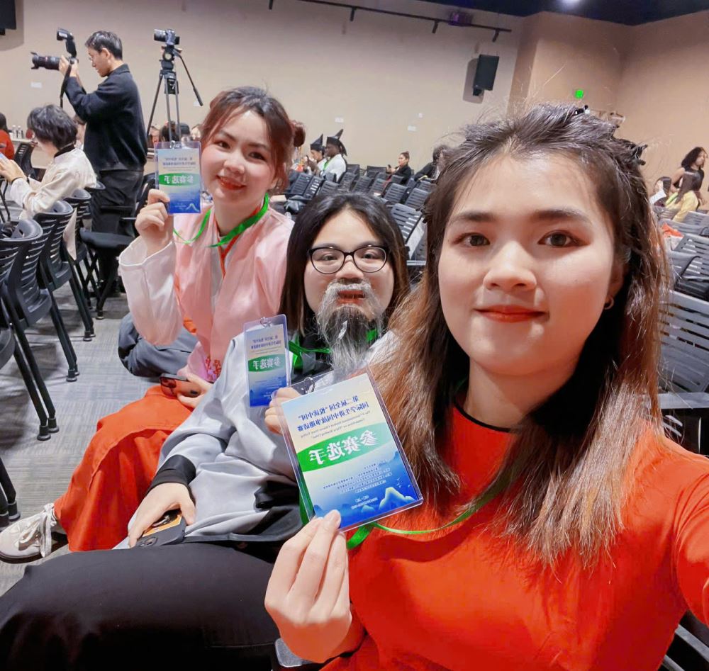 Sinh viên LHU tỏa sáng tại "Cuộc thi kể chuyện Trung Quốc dành cho sinh viên Quốc tế 2024" (Thượng Hải) Ba sinh viên ngành Ngôn ngữ Trung Quốc, Trường Đại học Lạc Hồng (LHU) đang theo học chương trình 3+2 tại Đại học Lỗ Đông đã xuất sắc giành giải Ba chung cuộc trong "Cuộc thi kể chuyện Trung Quốc dành cho sinh viên quốc tế 'Vui đọc Trung Quốc' lần thứ hai". Cuộc thi được tổ chức long trọng vào ngày 23/11/2024 tại Trung tâm Giáo dục Giáo viên Quốc tế, Đại học Sư phạm Thượng Hải. Ba sinh viên gồm Hồ Thị Bích Trúc, Nguyễn Thị Quỳnh Như và Hồ Thanh Hà đã vượt qua 44 thí sinh tài năng đến từ 17 trường đại học danh tiếng trên khắp Trung Quốc tại vòng chung kết để ghi tên mình vào bảng vàng danh dự. Với sự tự tin, bản lĩnh cùng khả năng tiếng Trung lưu loát, kết hợp với phần trình diễn nghệ thuật đặc sắc, ba cô gái đã chinh phục Ban giám khảo và để lại ấn tượng sâu sắc. "Cuộc thi kể chuyện Trung Quốc dành cho sinh viên quốc tế" là một sân chơi trí tuệ và văn hóa do Quỹ Thúc đẩy Ngôn ngữ và Chữ viết Quốc gia, Liên minh Phát triển Ngôn ngữ và Chữ viết các trường Đại học Thượng Hải và Đại học Sư phạm Thượng Hải phối hợp tổ chức thường niên. Đây là cuộc thi quy mô toàn quốc, hướng đến mục tiêu "kể những câu chuyện hay về Trung Quốc, lan tỏa tiếng nói Trung Quốc" ra thế giới, đồng thời nâng cao năng lực sử dụng tiếng Trung và khả năng diễn đạt cho sinh viên quốc tế. Năm nay, cuộc thi thu hút sự tham gia của hơn 200 sinh viên đến từ 43 quốc gia, đại diện cho 45 trường đại học trên khắp Trung Quốc. Vòng chung kết diễn ra với hai phần thi: cá nhân và đồng đội. Các thí sinh được đánh giá toàn diện dựa trên các tiêu chí: chủ đề, hiệu ứng biểu diễn và nghệ thuật thẩm mỹ. Ban giám khảo đã lựa chọn ra 6 đội và 15 cá nhân xuất sắc nhất bước vào vòng chung kết để lựa chọn ra các đội, cá nhân xuất sắc nhất. Thành tích đáng tự hào này một lần nữa khẳng định chất lượng đào tạo của ngành Ngôn ngữ Trung Quốc, Trường Đại học Lạc Hồng - cơ sở giáo dục tiếng Trung cấp độ Đại học đầu tiên tại tỉnh Đồng Nai. Trong suốt 22 năm xây dựng và phát triển, ngành Ngôn ngữ Trung Quốc của Trường đã đạt được nhiều thành tích tiêu biểu. Sinh viên của ngành liên tiếp gặt hái thành công tại các cuộc thi chuyên ngành trong nước và quốc tế, tiêu biểu như: 3 giải Ba cuộc thi "Nhịp Cầu Hán ngữ Sinh viên Thế giới" các năm 2019, 2020, 2024; giải Ba cuộc thi "Hùng biện tiếng Trung toàn quốc" năm 2024; giải Nhất cuộc thi "Wo ke yi" toàn quốc năm 2013... Trong những năm gần đây, sinh viên ngành Ngôn ngữ Trung Quốc, LHU có nhiều cơ hội tham gia các chương trình trao đổi sinh viên, thực tập hè tại Trung Quốc với nhiều suất học bổng giá trị. Hàng trăm lượt sinh viên đã có cơ hội trải nghiệm nền văn hóa và ngôn ngữ bản địa thông qua các chương trình du học tại các địa phương như Quế Lâm, Phúc Kiến, Sơn Đông, Vũ Hán, Đài Loan. Đặc biệt, năm 2024, 10 sinh viên của ngành đã nhận được học bổng toàn phần cho chương trình 3+2 tại Đại học Lỗ Đông, tỉnh Sơn Đông, Trung Quốc. Chúc mừng thành công của ba cô gái tài năng Hồ Thị Bích Trúc, Nguyễn Thị Quỳnh Như và Hồ Thanh Hà! Chúc các em tiếp tục gặt hái thêm nhiều thành tích ấn tượng trên con đường học tập và chinh phục tiếng Trung! Hình ảnh sinh viên LHU tại cuộc thi Hình 1: Ba sinh viên Hồ Thanh Hà, Nguyễn Thị Quỳnh Như và Hồ Thị Bích Trúc (từ trái sang) nhận giải tại cuộc thi (Nguồn: Đại học Lỗ Đông) Hình 2: Ba sinh viên tại cuộc thi (Nguồn: Thí sinh tham gia thi) Hình 3: Các sinh viên chụp cùng cô giáo viên dẫn đoàn (Nguồn: Thí sinh tham gia thi) Hình 4: Các thí sinh chụp hình tại hội trường trước giờ thi đấu (Nguồn: Thí sinh tham gia thi) Hình 5: Sinh viên Nguyễn Thị Quỳnh Như chụp cùng GS. CAO XIULING – Viện trưởng Viện Hán ngữ đối Ngoại Đại học Sư phạm Thượng Hải và cô giáo dẫn đoàn (Nguồn: Thí sinh tham gia thi)