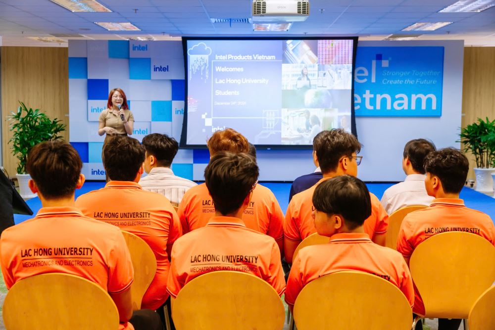 Giáo viên và sinh viên LHU tham quan công ty Intel: Hành trình trải nghiệm và học hỏi Ngày 24/12/2024, đoàn giáo viên và sinh viên ngành Công nghệ Kỹ thuật Vi mạch của Trường Đại học Lạc Hồng (LHU) đã có cơ hội tham quan và học hỏi tại công ty Intel, một trong những tập đoàn hàng đầu thế giới trong lĩnh vực công nghệ bán dẫn. Chuyến tham quan không chỉ mang lại những kiến thức chuyên môn quý báu mà còn mở ra nhiều cảm hứng cho các bạn trẻ đang theo đuổi lĩnh vực vi mạch đầy tiềm năng. Giao lưu với cựu sinh viên tại Intel Một điểm nhấn đặc biệt trong chương trình là buổi giao lưu với các anh chị cựu sinh viên LHU hiện đang làm việc tại Intel. Bằng sự nhiệt huyết và kinh nghiệm của mình, các anh chị đã chia sẻ về môi trường làm việc chuyên nghiệp tại Intel, những kỹ năng quan trọng để phát triển sự nghiệp, và các kiến thức mà sinh viên cần tập trung ngay từ trên ghế nhà trường. Những câu chuyện thực tế từ các anh chị đã khơi gợi sự tự tin và động lực cho các bạn sinh viên, giúp họ định hướng rõ hơn về con đường phía trước. Khám phá quy trình sản xuất chip hiện đại Đoàn đã được tận mắt chứng kiến các quy trình sản xuất chip tiên tiến của Intel. Đây là cơ hội hiếm có để giáo viên và sinh viên hiểu rõ hơn về các bước sản xuất, từ thiết kế đến hoàn thiện một con chip, và tầm quan trọng của từng công đoạn trong việc đảm bảo chất lượng sản phẩm. Những kiến thức này không chỉ mở rộng hiểu biết mà còn giúp các bạn sinh viên hình dung cụ thể hơn về vai trò của mình trong ngành công nghiệp vi mạch tương lai. Tham quan môi trường làm việc đẳng cấp Ngoài việc tìm hiểu về chuyên môn, đoàn còn được tham quan môi trường làm việc hiện đại của Intel. Các khu làm việc của kỹ sư, khu vực sản xuất, và các không gian giải trí, thư giãn dành cho nhân viên đã để lại ấn tượng mạnh mẽ. Sự đầu tư bài bản vào cơ sở vật chất và phúc lợi cho nhân viên tại Intel chính là minh chứng cho văn hóa doanh nghiệp tiên tiến, khuyến khích sự sáng tạo và gắn kết lâu dài.