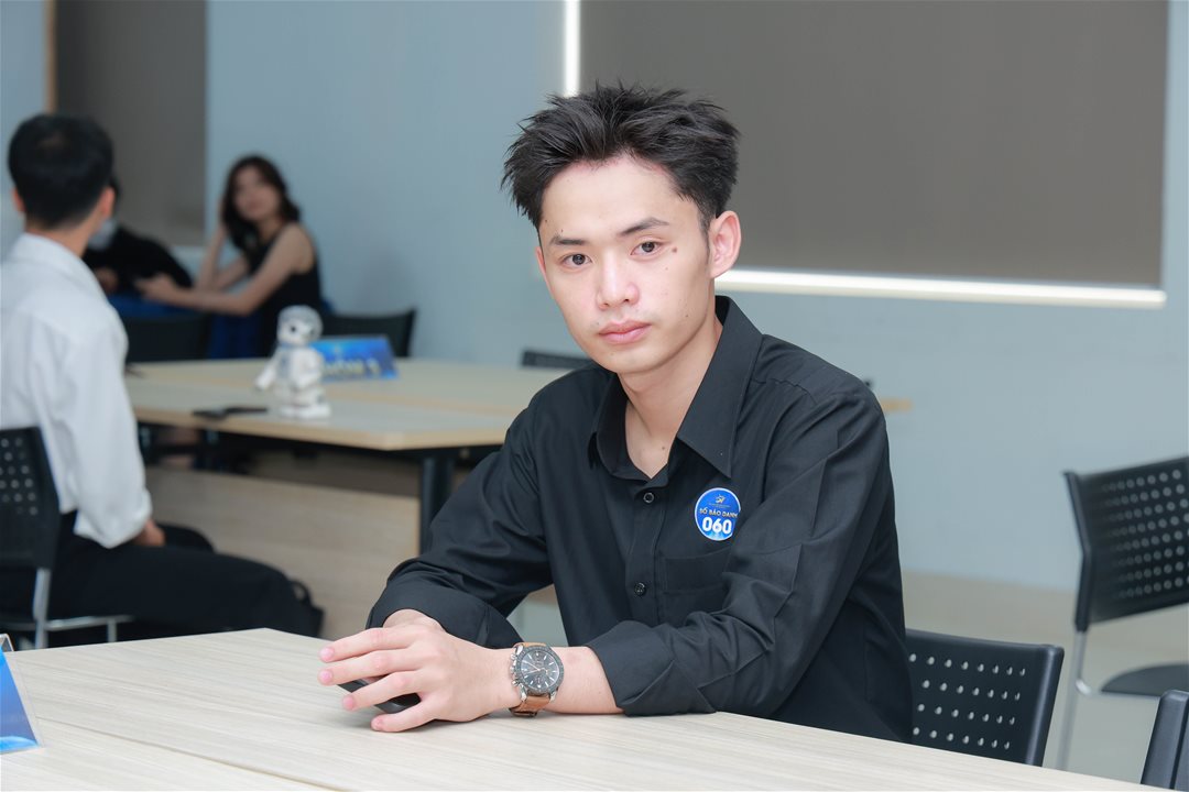 Sinh viên Quan hệ Công chúng chuẩn bị chỉnh chu chờ phần thi của mình.