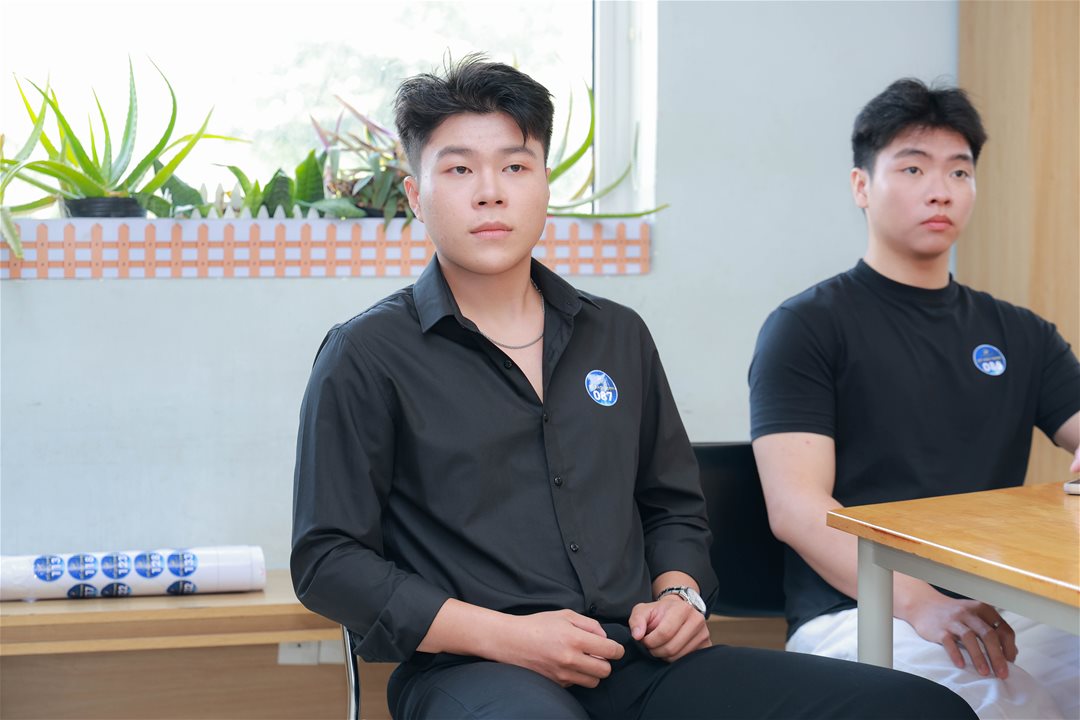 Sinh viên Quan hệ Công chúng chuẩn bị chỉnh chu chờ phần thi của mình