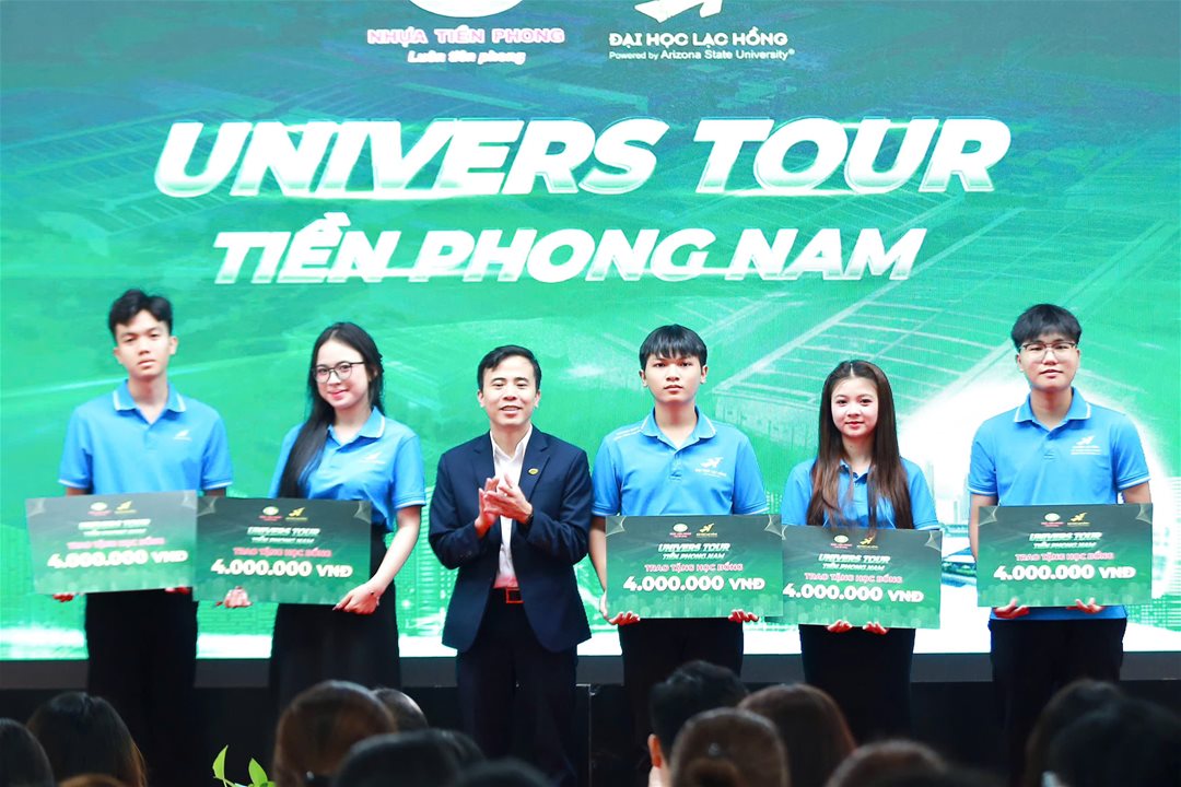 Trao tặng học bổng cho sinh viên tiêu biểu