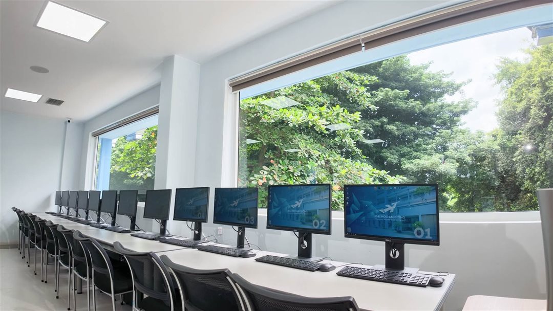 Phòng máy tính Trường Đại học Lạc Hồng