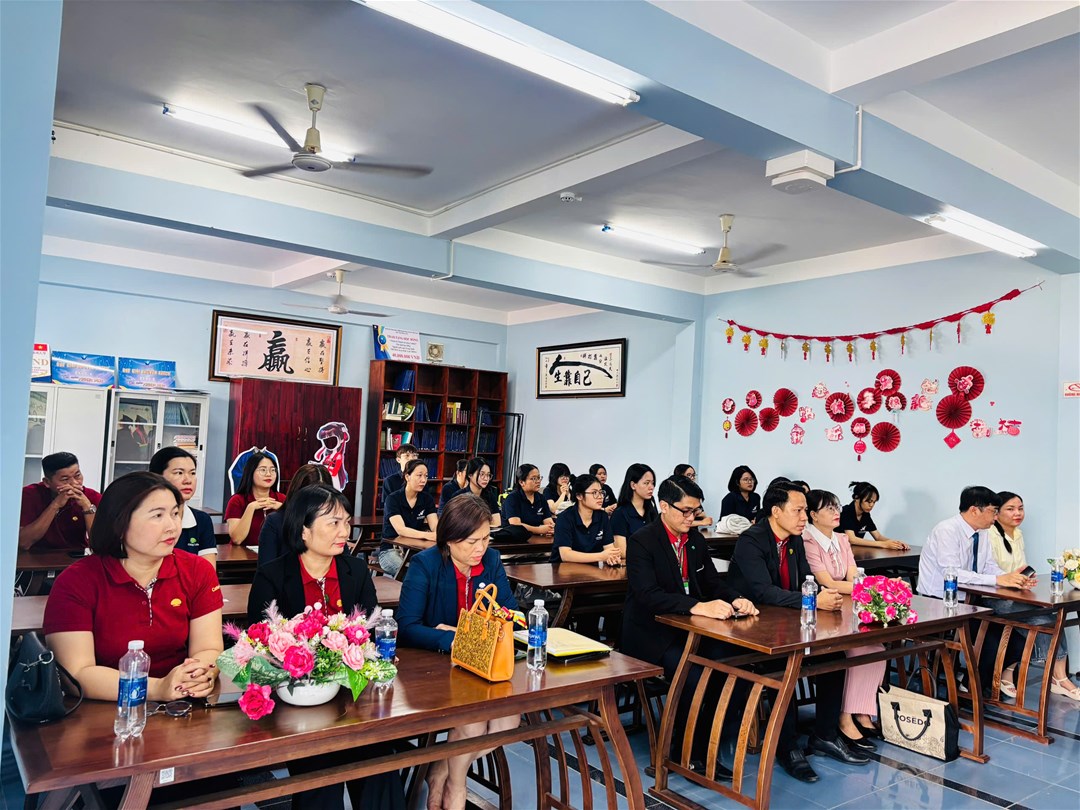 Đại diện doanh nghiệp tài trợ và giảng viên Khoa Đông phương học tham dự chương trình.