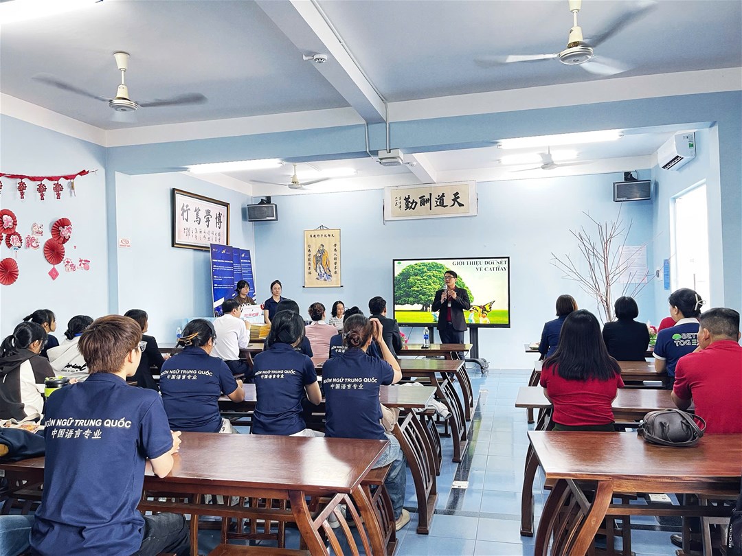 Sinh viên Ngôn ngữ Trung Quốc theo dõi phần giới thiệu của doanh nghiệp tại buổi lễ.