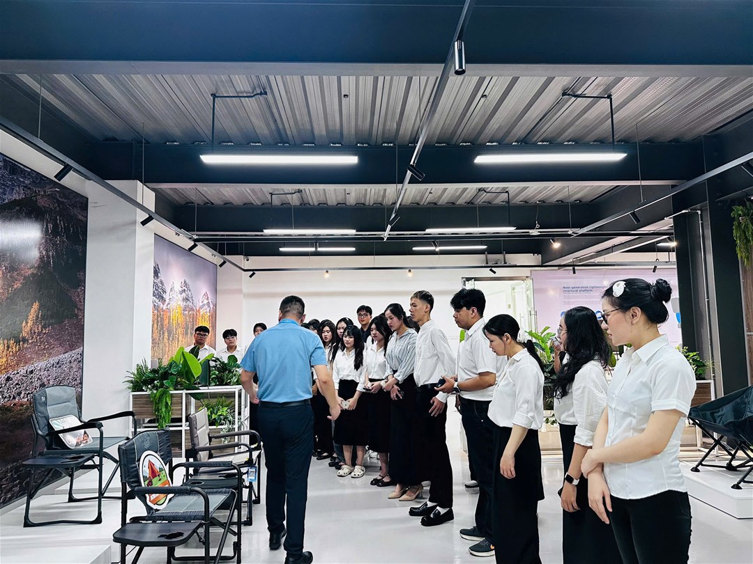 Sinh viên Ngôn ngữ Trung Quốc trải nghiệm tham quan thực tế tại doanh nghiệp